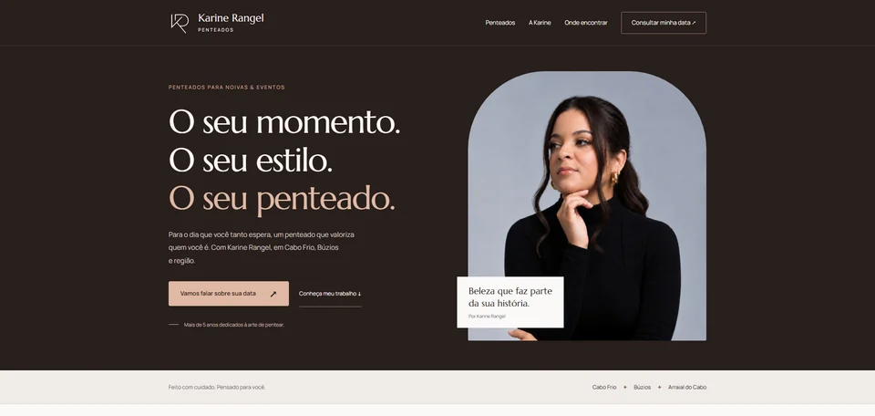 Site Karine Penteadista, com fotografia da profissional e apresentação de penteados